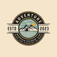 montagna avventura distintivo logo design. avventura retrò Vintage ▾ isolato distintivo vettore