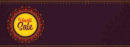 Diwali vendita bandiera o intestazione design con mandala telaio su viola paisley modello sfondo. vettore