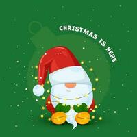 Natale è Qui font con cartone animato gnomo indossare Santa cappello e illuminazione ghirlanda su verde fronzolo nevicata sfondo. vettore