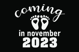 In arrivo nel novembre 2023 gravidanza annuncio e un' nuovo bambino Nato maglietta design vettore