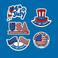 etichetta stile 4 ° di luglio, Stati Uniti d'America indipendenza giorno font con americano bandiera, fuochi d'artificio razzo e zio sam cappello su blu sfondo. vettore