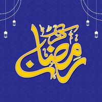 etichetta stile Arabo calligrafia di Ramadan kareem con lanterne appendere su blu marocchino piastrelle modello sfondo. vettore