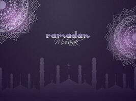 Ramadan mubarak font e squisito mandala su viola silhouette moschea sfondo. vettore