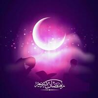 Arabo calligrafia di Ramadan kareem con raggiante mezzaluna Luna, silhouette islamico uomini preghiere namaz su viola e rosa leggero effetto sfondo. vettore