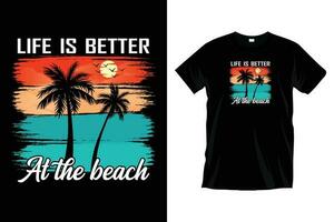 vita è meglio a il spiaggia. California oceano lato elegante maglietta e di moda abbigliamento design con palma albero sagome, tipografia, Stampa, e vettore illustrazione. estate vacanza maglietta design.