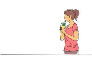 singolo disegno a tratteggio vista laterale della giovane donna adulta che usa la cannuccia e beve il succo di frullato dal bicchiere di plastica. renderla rinfrescante in estate. illustrazione vettoriale grafica di disegno di disegno di linea continua