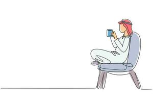 singolo continuo linea disegno tè volta. rilassato arabo ragazzo seduta nel moderno sedia, godendo caldo caffè nel davanti di finestra, lato Visualizza, gratuito spazio. uno linea disegnare grafico design vettore illustrazione