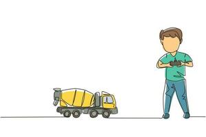 un ragazzo di disegno a linea continua che gioca con il giocattolo del camion betoniera telecomandato. bambini carini che giocano con un camion miscelatore giocattolo elettronico con telecomando in mano. grafica vettoriale di disegno a linea singola