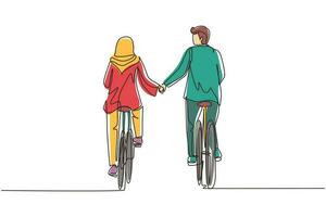 disegno continuo di una linea felice coppia araba andare in bicicletta nel prato torna alla fotocamera e tenendosi per mano. uomo e donna innamorati. felice coppia sposata romantica. grafica vettoriale di disegno a linea singola