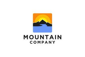 montagna minimalista paesaggio colline logo design vettore