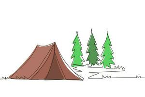 tenda turistica di disegno a una linea singola nella foresta di pini, montagne sul cielo nuvoloso. campeggio estivo. attività naturali all'aperto. tenda e campo dei pompieri. illustrazione vettoriale grafica di disegno a linea continua