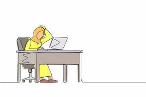 manager femminile di un disegno a tratteggio singolo che lavora sul computer portatile. donna araba con un punto interrogativo sopra la testa graffi sulla parte posteriore della testa seduta davanti al laptop. vettore grafico di progettazione di linea continua