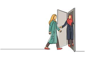 disegno continuo di una linea donna d'affari araba alla porta accoglie la sua amica dentro la donna sta invitando la sua amica a entrare in casa sua. concetto di ospitalità. illustrazione vettoriale di disegno a linea singola