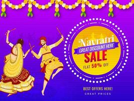 vendita bandiera o manifesto design con sconto offrire e illustrazione di coppia giocando dandiya su il occasione di Navratri Festival. vettore