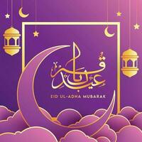 d'oro Arabo calligrafia di Eid-ul-Adha mubarak con mezzaluna Luna, carta nuvole, stelle e sospeso lanterne decorato su pendenza viola sfondo. vettore