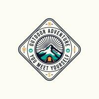 montagna avventura Vintage ▾ distintivo, viaggio logo modello. campeggio toppa, stampe. azione etichetta isolato vettore