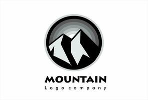 illustrazione di montagna avventura logo compagnia vettore