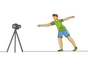 singolo disegno a tratteggio giovane uomo che fa esercizio sul tappetino con la fotocamera. girare video per blog su videocamera. formazione in linea. sport in casa. illustrazione vettoriale grafica di disegno a linea continua