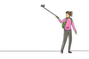 donna di disegno a linea continua con zaino sulle spalle. ragazza che fa foto utilizzando selfie stick e smartphone. attività estiva in natura. illustrazione grafica vettoriale di disegno a linea singola
