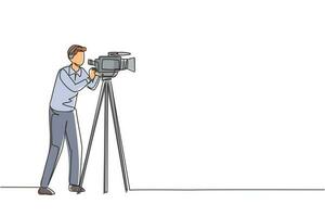 cameraman professionista, operatore, videografo con telecamera. riprese di produzioni cinematografiche, trasmissioni di notizie o programmi TV in diretta. illustrazione vettoriale di disegno a linea continua