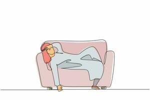singolo disegno a tratteggio infelice uomo d'affari arabo stanco sonnolento umore appoggiato sul divano. lavoratore frustrato che tiene la testa sdraiata sul divano. stressato, ansia per il fallimento. vettore di disegno a linea continua