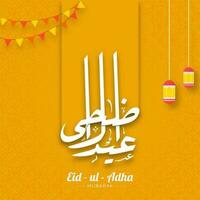 Eid-ul-Adha mubarak calligrafia nel Arabo linguaggio con sospeso lanterne e pavese bandiere su giallo islamico modello sfondo. vettore