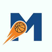 lettera m pallacanestro logo concetto con in movimento pallacanestro icona. cestino palla logotipo simbolo vettore