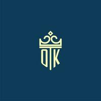 ok iniziale monogramma scudo logo design per corona vettore Immagine