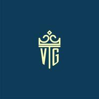 vg iniziale monogramma scudo logo design per corona vettore Immagine