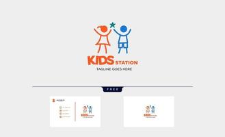 bambini che giocano elementi di icona dell'illustrazione di vettore del modello di logo di istruzione di gruppo isolati con il vettore del biglietto da visita