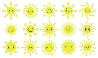 mano disegnato sole. carino luminosa Soli con divertente sorridente viso, caldo splendente luce del sole e contento giorno sole cartone animato vettore illustrazione impostato