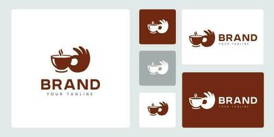 impostato di dito logo caffè tazze Tenere il va bene simbolo. unico, divertente e attraente logo. Questo logo può essere Usato per bevanda Marche, caffè negozi, e caffè o tè aziende. vettore