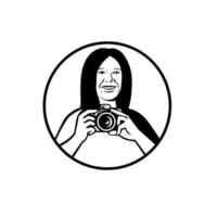 fotografo femminile in possesso di una fotocamera reflex digitale sorridente visto dal set anteriore all'interno del cerchio in bianco e nero in stile retrò