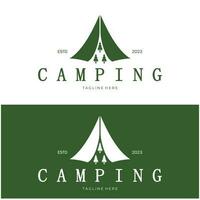 Vintage ▾ e retrò tenda logo, campeggio. con tenda, albero e falò cartello. avventurieri, scout, scalatori, campeggio attrezzatura centro vettore