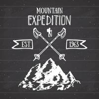 distintivo retrò etichetta vintage spedizione in montagna. Emblema strutturato disegnato a mano avventura escursionistica all'aperto e montagne esplorando, sport estremi, design hipster grunge, illustrazione vettoriale di stampa tipografica