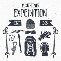 set vintage di spedizione in montagna. elementi di schizzo disegnati a mano per emblema distintivo retrò, avventura escursionistica all'aperto e montagne che esplorano il design dell'etichetta, sport estremi, illustrazione vettoriale. vettore