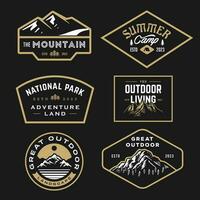 raccolta di set di badge avventura vintage. logo emblema del campeggio con illustrazione di montagna in stile retrò hipster vettore