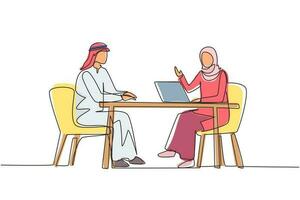 una sola linea di disegno giornalista donna araba che intervista un ragazzo alla scrivania. microfono, discussione, discorso. social media, concetto di comunicazione. illustrazione vettoriale grafica di disegno a linea continua