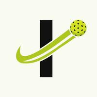 lettera io pickleball logo concetto con in movimento salamoia palla simbolo. salamoia palla logotipo vettore