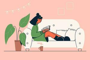 lettura, letteratura, preferito passatempo concetto. contento giovane ragazza cartone animato personaggio seduta su divano con caffè e lettura libro solo a casa vettore illustrazione