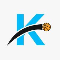pallacanestro logo su lettera K con in movimento pallacanestro icona. cestino palla logotipo simbolo vettore