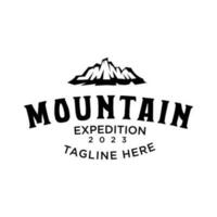 montagna e all'aperto avventura logo con silhouette forma vettore