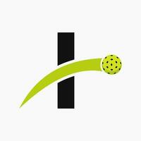 pickleball logo su lettera io con in movimento pickleball icona. pickleball cartello modello vettore