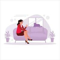 il femmina lavoratore è rilassante su il divano e giocando con il gatto seduta su il divano. tendenza moderno vettore piatto illustrazione.