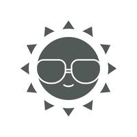 contento estate allegro sole personaggio con occhiali da sole nel tropicale isola. giallo sorridente estate sole nel occhiali. calore, piccante, luce del sole, vacanza icona. vettore illustrazione solido, glifo stile. eps 10