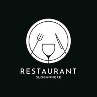ristorante logo design con vino bottiglia cucchiaio forchetta piatto coltello vettore