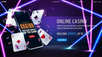 in linea casinò, bandiera per sito web con pulsante, smartphone, poker patatine fritte e giocando carte nel viola scena con blu e rosa neon linea raggi vettore