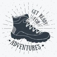 etichetta vintage, distintivo retrò disegnato a mano con texture grunge o design tipografico di t-shirt con scarpe da trekking, illustrazione vettoriale di scarponi da trekking.