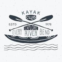 etichetta vintage del club di kayak, schizzo disegnato a mano, distintivo retrò con texture grunge, stampa t-shirt design tipografico, illustrazione vettoriale