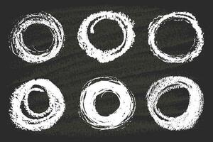 impostato di gesso mano disegnato cerchi, il giro design elementi su nero tavola vettore
